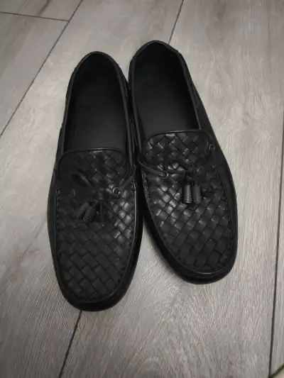Bottega Veneta markasidi. İtalya istehsali. Yenidir 