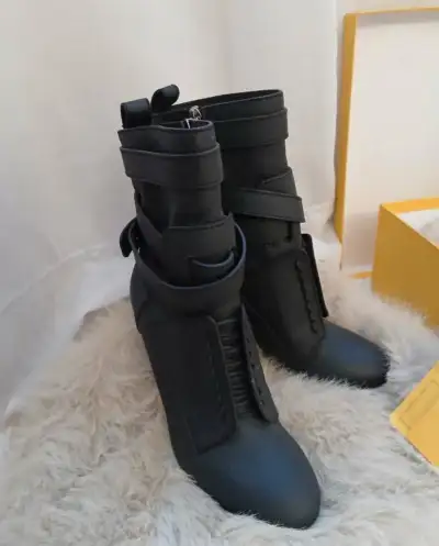 Orginal Fendi 2000 azn alinib bir defe geyinilib
