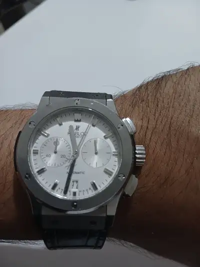 Hublot Classic Fusion Chronograph Titanium Opalin (Ref. 521.NX.2610.LR veya benzeri 42mm/45mm kronograf varyantı) 