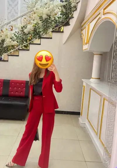 Qırmızı rəngli kostyum